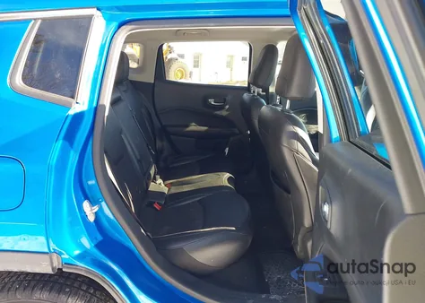 2020 Jeep Compass Latitude 4X4 z USA, uszkodzony, nr VIN 3C4NJDBB5LT165235